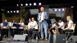 Umrahmt vom Musikverein begrüßt Bürgermeister Uwe Grempels die Gäste zur Mittagszeit zum Straßenfest und freut sich auf einen tollen Tag. Ein Wunsch, der in Erfüllung gehen sollte.
