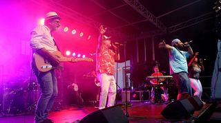 Die Band „Amokoma“ sorgt am Abend mit ihrem groovigen Sound schnell für Stimmung in der Schulstraße und dafür, dass sich der Platz vor der Bühne füllte. Und die begeisterten Fans ließen sich auch vom leichten Nieselregen den Spaß nicht verderben.