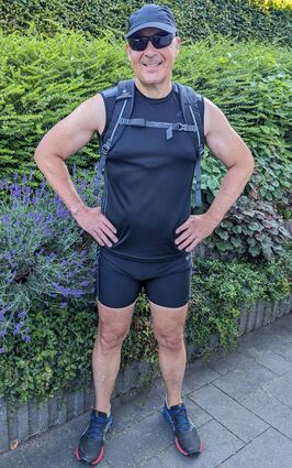 Dr. Thomas Soballa ist bereit für seinen nächsten Trainingslauf: Die Schuhe sind geschnürt, die Kappe schützt vor der Sonne und der Rucksack mit Wasser und Cola-Krachern sitzt auf seinem Rücken.