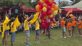 Passend zu jedem Jahrzehnt werden zum 40. Geburtstag des Johanneskindergartens Tänze ehemaliger Sommerfeste nochmals aufgeführt. Den fröhlichen Fahnentanz von vor 15 Jahren übernimmt die Vorschulgruppe.