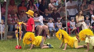 Der Löwentanz von einem Sommerfest nach der Jahrtausendwende wird von den Blumenkindern präsentiert.