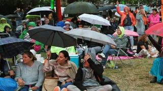 Trotz des Regens harren die Besucher beim Open-Air-Kino mit Picknick im Gemeindepark aus. Obwohl der Samstag generell regnerisch war, hatten noch kurz vor Beginn einige Menschen in der Oftersheim-Facebookgruppe nach Tickets für die ausverkaufte Veranstaltung gesucht.