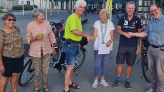 Christa Fuchs (v. l.), Angelika Wallner, Matthias Ihrig, Ingeborg Schmidt, Helmut Dietz und Gernot de Mür bei der Auszeichnung der erfolgreichsten „Stadtradeln“-Teilnehmer des Ketscher Teams Nachhaltigkeit.