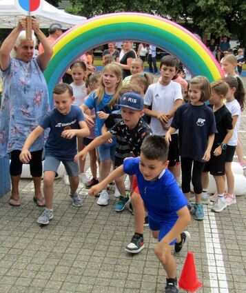Nach dem lauten Knall mit der Startklappe von Klassenlehrerin Samiya Bilgin stürmen die Zweitklässler los.
