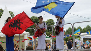 An diesem Tag sind Flaggen zu sehen. So auch die von Albanien (l.) und der Republik Kosovo.
