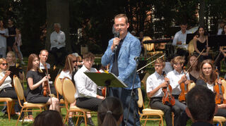 Musikschulleiter Philipp Wolfart attestiert dem Parkfest seinen festen Platz im Kulturprogramm Schwetzingens.