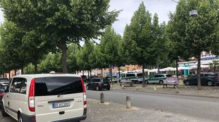 Fahrzeuge des Zolls standen am Freitag, 30. Juni 2023 auf dem Schwetzinger Schlossplatz.