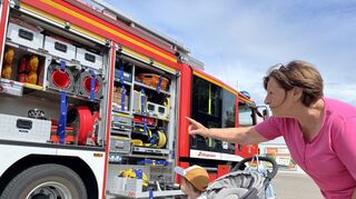 Gabi Löschmann kommt mit Enkelkind Lucas zum Aktionstag der Feuerwehr.