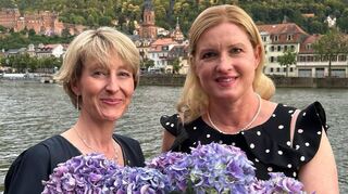 Die scheidende Clubpräsidentin Anja Mitsch (r.) übergibt den Vorsitz an die neue Präsidentin Andrea Baisch.