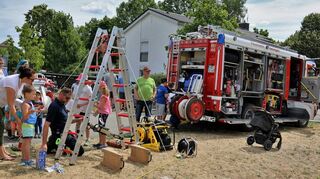 Die Brandbekämpfer der Reilinger Feuerwehr sind gemeinsam mit ihrer Jugend ebenfalls vor Ort und bieten den Kindern gleich mehrere Mitmachaktionen wie Klettern oder Spritzen mit dem Löschschlauch.