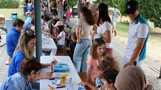 Die Basteltische beim Reilinger Kindertag sind äußerst beliebt. Ob Stricken, Schneiden oder Kleben – kaum ein Platz bleibt leer.