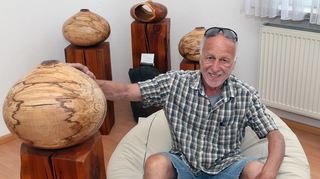 Kunstobjekte zum Anfassen: Die effektvoll präsentierten Drechselarbeiten von Gastgeber und Initiator Hermann Ullrich laden mit ihrer glatten Oberfläche zum Berühren ein.