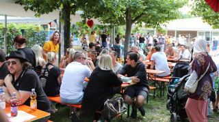 Während die Kinder großen Spaß bei den Spielen haben, genießen die Erwachsenen das schöne Wetter, das leckere Essen und den Austausch untereinander.