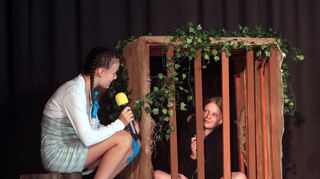 Aula der Marion-Dönhoff-Realschule, Aufführung der Theater-AG: "Wer ist der Stärkste hier im Wald?", Märchen: Hänsel und Gretel