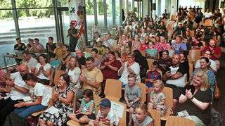 Das Publikum in der Aula der Marion-Dönhoff-Schule fiebert mit.