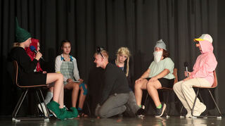 Brühl, Aula der Marion-Dönhoff-Realschule, Aufführung der Theater-AG: "Wer ist der Stärkste hier im Wald?"