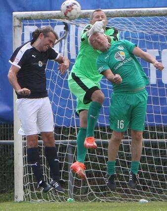 Im Kampf um den Ball blieb Torwart Sinan Bal Sieger gegen Uwe Anweiler (r.) und Michael Kleissner (l.).