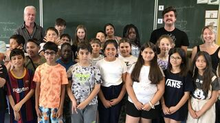 Die Klasse 4a, gemeinsam mit Schulbegleiter Jürgen Schweickert (v. l.) und Lehrerin Miriam Fankel, zeigt sich besonders sportbegeistert. Rechts im Bild SZ-Redakteur Lukas Heylmann.
