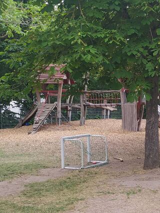 Auf den großzügig eingerichteten Außenbereich voller Spielgeräte müssen die Kinder bald kurzzeitig verzichten. Dafür gibt es andere Aktionen.