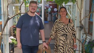 Pfarrer Tobias Habicht (v. l.) und Kita-Leiterin Sabine Hillengaß sind froh, dass der Umzug geplant ist – Susanne Barisch vom Bauamt war verhindert. Das Pferd ist eins von zahlreichen in der Einrichtung und zieht als ein Stück Heimat für die Kinder mit um.