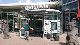 Die ersten Exponate sollen die Neugier auf seine Ausstellung wecken: Knut Hüneke zwischen seinen beiden Basaltskulpturen vor der Stadthalle.