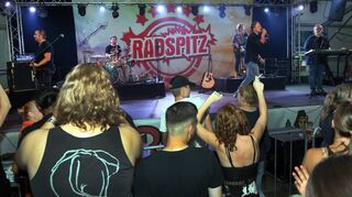Das Backfischfest in Ketsch und die Partyband „Radspitz“ sind unzertrennlich miteinander verbunden – in diesem Jahr werden Klaus Pfreundner (r.) und Co. gleich am Eröffnungstag die Festzeltbühne rocken.