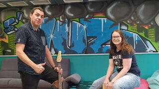 Haben Teile der Ausstattung für die nächste Open Stage schon mal hervorgeholt: Sebastian Längerer und Eva Leibig vom Jugendzentrum.