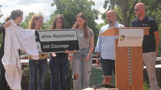 Svenja Roth vom Netzwerk gegen Rassismus, Rektorin und Schulvertreterin Nicole Winkler-Engelhardt, die Schülersprecherinnen Sophia und Swantje sowie die beiden Konrektoren Dirk Marschall und Janis Gottinger freuen sich über die Auszeichnung.