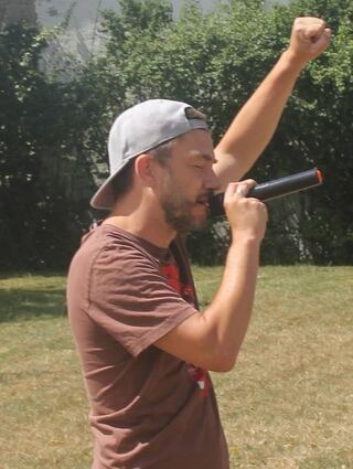 Jan, der als Rapper „Chaoze One“ auftritt, ist Pate der Schule und fasst die Botschaft „Gegen Rassismus“ in seinen Texten auf.