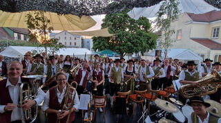 Beim Besuch in der Partnergemeinde Karlshuld zeigt der Musikverein-Stadtkapelle sein Können bei einem Open-Air-Konzert.