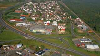 Blick von oben auf den Hirschacker: Der Ortsteil liegt heute zwischen B535 und der Rheintalbahn. Der S-Bahn-Haltepunkt fehlt aber noch.