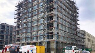 Das ist das Haus A, die künftigen Bewohner blicken von ihren Balkonen Richtung Süden. Hier sind auch zwei Gewerbeeinheiten vorgesehen..
