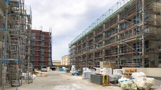 An dem Gebäude im Hintergrund (Haus) E ist der zweite, etwas dunklere Fassadenfarbton zu erkennen. Rechts ist Haus B, links Haus D.