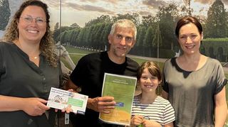 Martin und Sabrina Politzer mit Tochter Mariella aus Schwetzingen sind die Gewinner der Familien-Jahreskarte für das Legoland Deutschland Resort. Bianca Oberhausen (l.) von der Schwetzinger Zeitung überreicht den Gewinn.