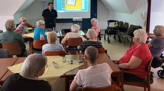 Bei der Brandschutz-Unterweisung im Siegwald-Kehder-Haus stellen die Senioren dem Oftersheimer Feuerwehrkommandanten Andrea Danieli zahlreiche Fragen.