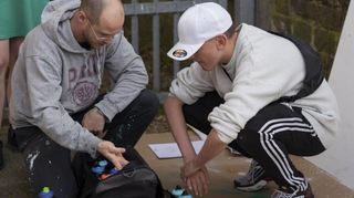 Sprayen ist sein Metier: Brian Vit erklärt Malte (16), was bei der Farbzusammen-stellung zu beachten ist.