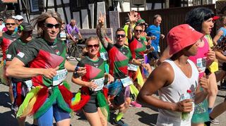 Bunter als üblich unterwegs: Die Triathleten der ASG Hockenheim haben beim „Mara-thon Alsace“ in Molsheim sichtlich Spaß.
