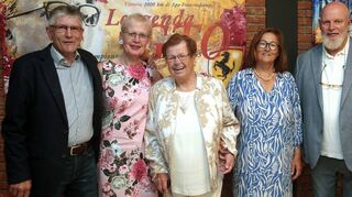 Karl-Onno Ehnts (v. l.) und Maike Imhoff gratulieren Alida Imhoff gemeinsam mit Irmgard und Andreas Imhoff zum 90. Geburtstag, den sie in Hockenheim feiert.