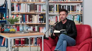 Bestsellerautor Jan Beck stellt im Bürgerhaus den vierten Band – „Das Ende“ – seiner Reihe um das Europol-Ermittlerteam Björk und Brand vor. Im sehr gut besuchten Saal begeistert er dabei, trotz Hang zum Thriller, mit seinem sanften Humor.
