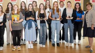 Die Sparkasse Vorderpfalz prämiert beim Schulpreis Bildende Kunst herausragende Leistungen von Schülern mit Gutscheinen. Norbert Rotter von der Sparkasse (l.) und Bürgermeisterin Monika Kabs (r.) nehmen die Ehrung vor.