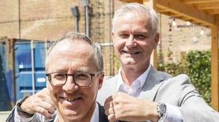 Bernd Helmig legt Nachfolger Oliver Kolb die Amtskette um.