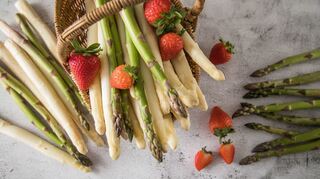 Spargel und Erdbeeren auf Pizza sind eine ungewöhnliche, aber köstliche Kombination.
