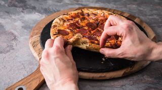 Ein Käserand verleiht der Pizza einen zusätzlichen Geschmack und eine besondere Textur.