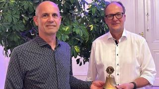 Michael Sauter (l.) übernimmt die Präsidentenglocke des Lions Clubs Hockenheim von Gunther Hoffmann.