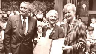 Marion Gräfin Dönhoff (Mitte) erhält die Verleihungsurkunde als Namenspatin für die Realschule vor 25 Jahren aus den Händen des damaligen Schulverbandsvorsitzenden und Ketscher Bürgermeisters Hans Wirnshofer und von der früheren Schulleiterin Gabriele Wiedemann.