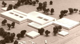 Die Planungen von 1970 zeigen den einst gewünschten Umfang des Bildungszentrums: Neben der Sporthalle (r.) und der Realschule (Mitte) war damals noch vom Schul-verband ein Gymnasium (l.) vorgesehen.
