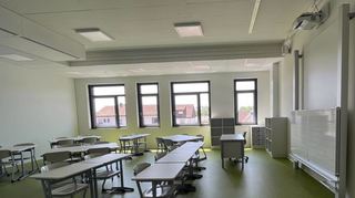 Hier geht der Blick in ein Klassenzimmer. Im Erdgeschoss lassen sich jeweils zwei Klassenzimmer zu einem großen Raum bei Bedarf verbinden.