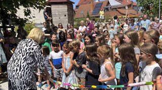 Die Spannung steigt – Schulleiterin Sylvia Schimmeier schneidet das bunte Band durch und der Neubau sowie die neue Außenanlage sind frei für die Kinder.