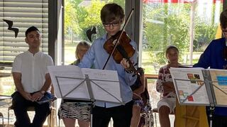 Die Geigentalente Laurin (l.) und Janis Stieger begeistern mit ihrem Können die Zuhörer eines Konzertes zu Ehren von Heinz Ochs. Im Caritas Altenzentrum hören fast drei Dutzend Menschen den Darbietungen zu.