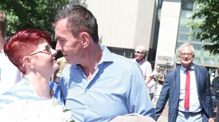 Erleichterung nach dem Freispruch: Manfred Genditzki steht mit Ehefrau Maria nach der Urteilsverkündung im Wiederaufnahmeverfahren um den sogenannten Badewannen-Mordfall vor dem Münchner Landgericht.